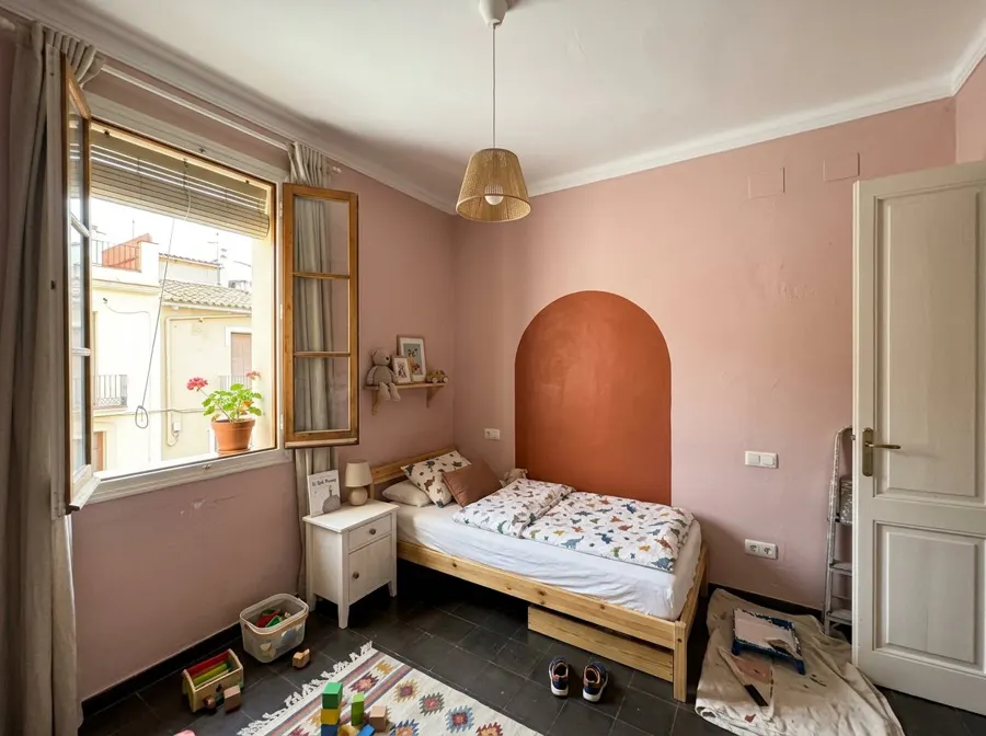 Habitación infantil con arco