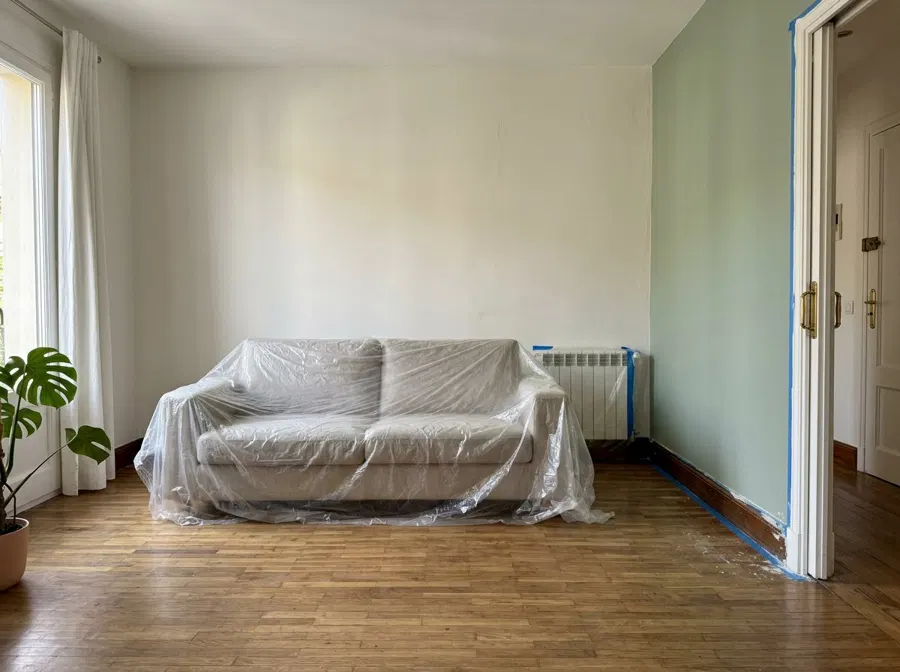 Salón con pared de acento